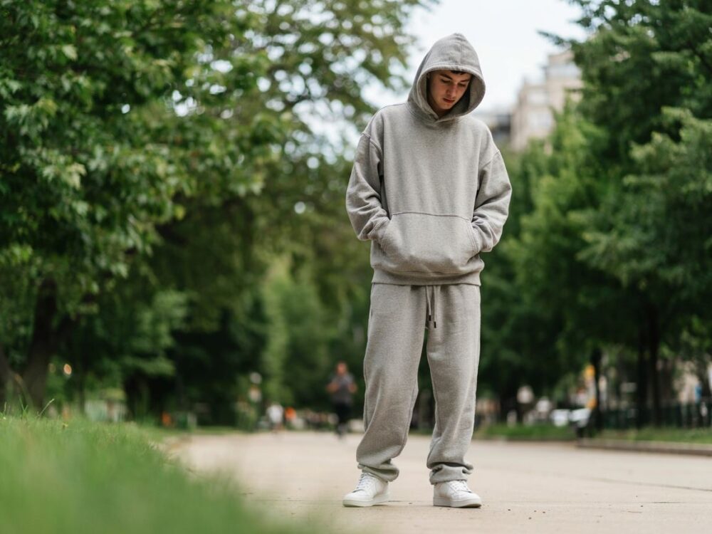 luźne szare spodnie dresowe oversize