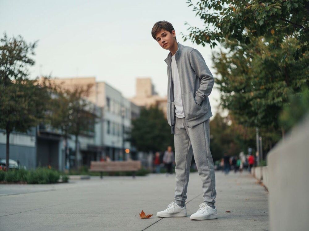 mężczyzna w szarych dresach