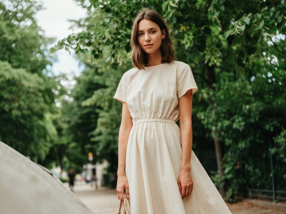 zbluzowana sukienka modelowa